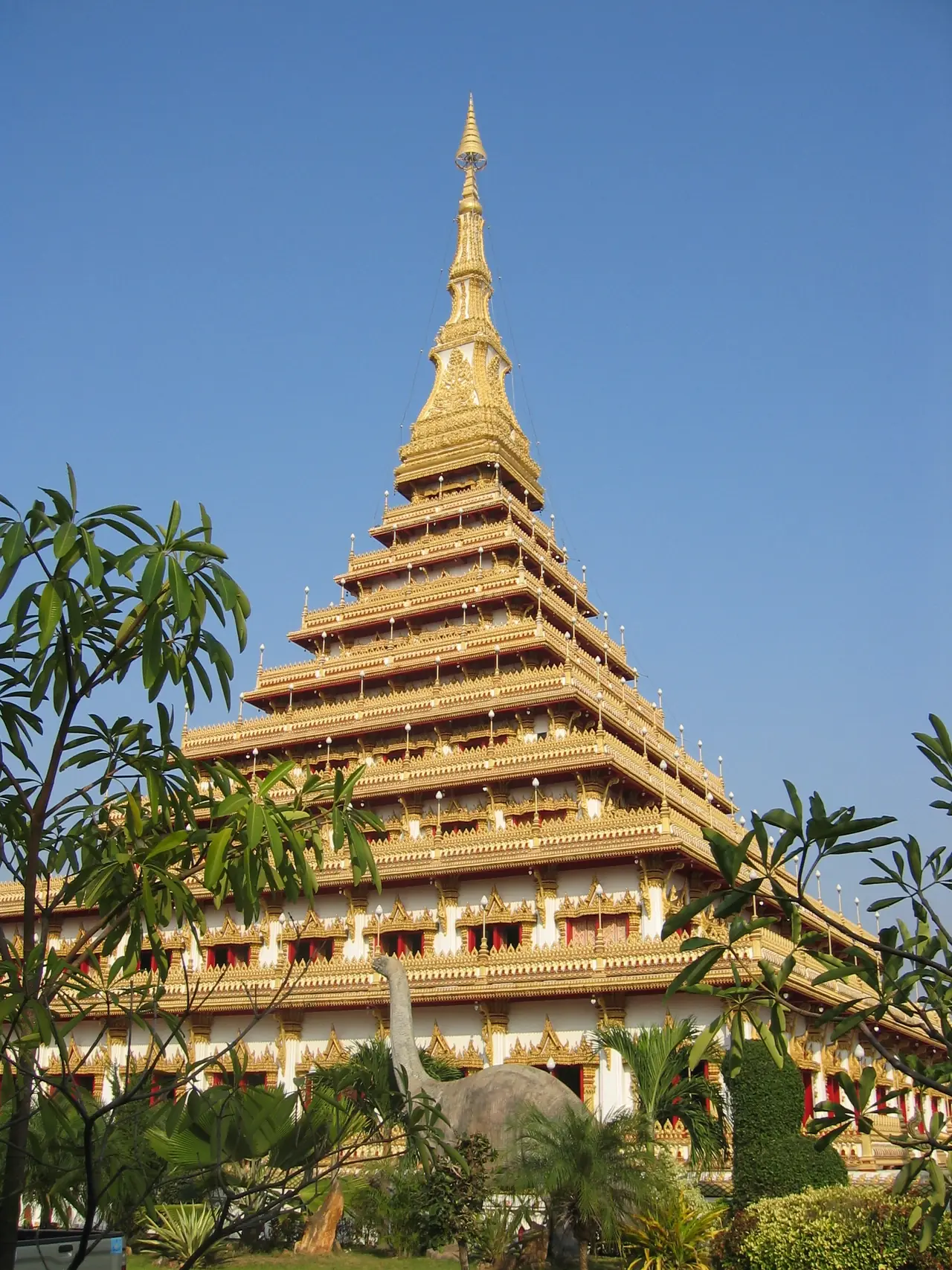 ยอดพระมหาธาตุแก่นนครเก้าชั้นมองจากสวนหน้าอาคาร ภาพถ่ายจาก Wikimedia Commons