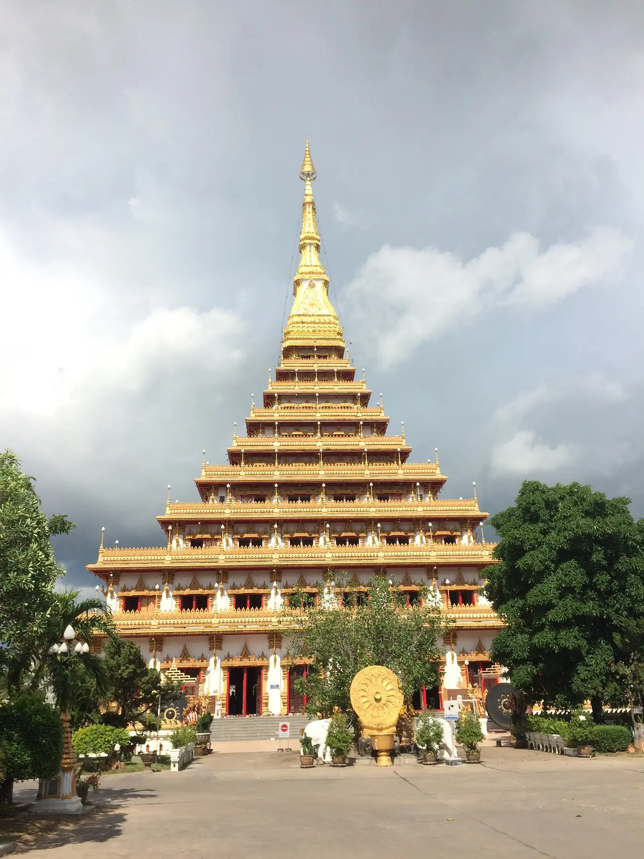 พระมหาธาตุแก่นนครมองจากลานด้านหน้าในวันที่ฟ้าครึ้ม ภาพถ่ายจาก Wikimedia Commons