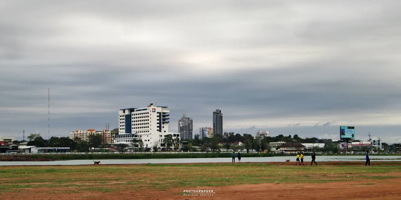 ภาพขอนแก่น: เมืองมหาวิทยาลัยของอีสาน ที่มีซากไดโนเสาร์ ผ้าไหมทอมือ และอ่างเก็บน้ำใหญ่อยู่ในระยะขับรถวันเดียว