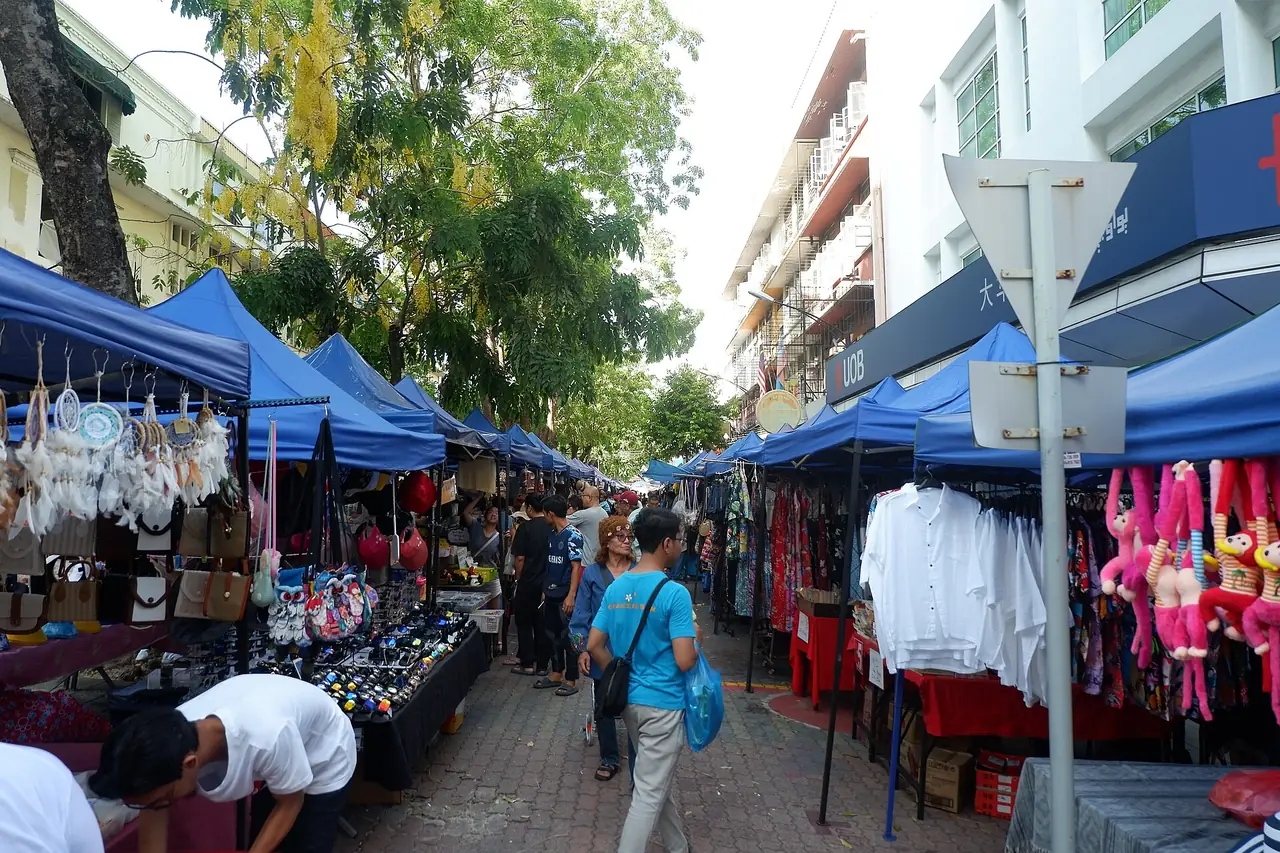 ตลาดวันอาทิตย์บนถนนกายา แผงผ้าและของใช้เรียงสองข้างทาง (ภาพบรรยากาศ)