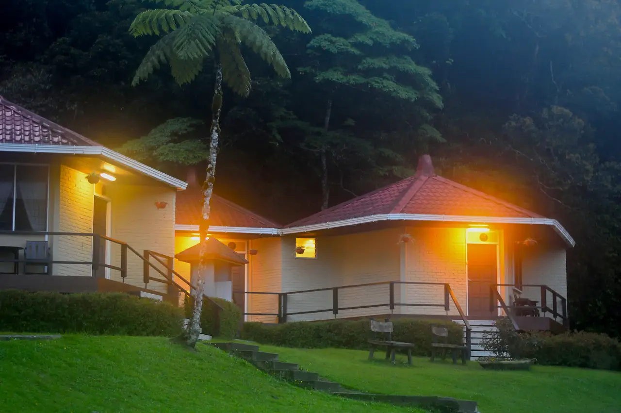 บ้านพักแบบชาเลต์ (Hill Lodges) ในอุทยานกินาบาลู ถ่ายตอนค่ำ (ภาพประกอบประเภทที่พัก ไม่ใช่ห้องหรือราคา)
