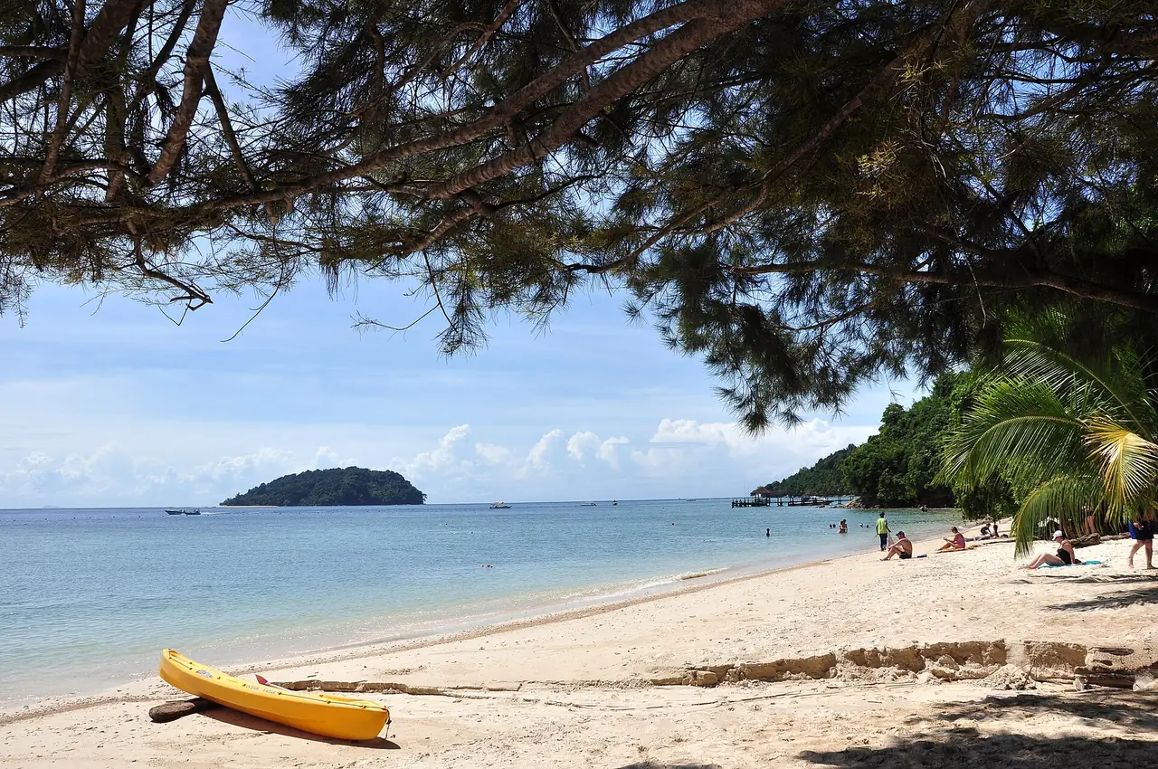 หาดบนเกาะมานูกัน มองเห็นเกาะสุลุกอยู่ไกลออกไป (ภาพบรรยากาศ)