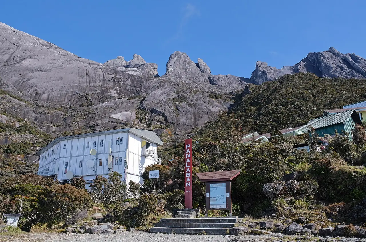 อาคารพักของนักปีนที่ Laban Rata ใต้ยอดหินแกรนิตของภูเขากินาบาลู (ภาพบรรยากาศ ไม่ใช่ราคา)