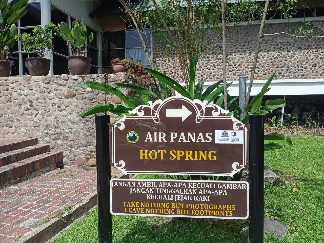 ป้ายบอกบ่อน้ำพุร้อน (Air Panas / Hot Spring) ที่โปริง (ภาพประกอบ)
