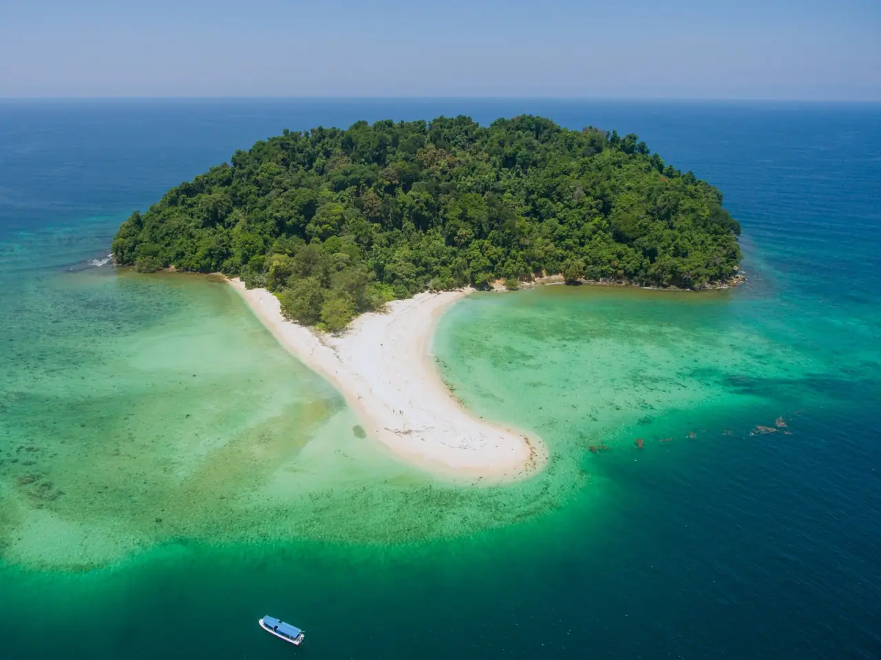 ภาพถ่ายทางอากาศของเกาะเล็กและแนวทรายในอุทยาน ชื่อไฟล์ต้นฉบับระบุว่าเป็นภาพจากการนั่งเรือไปเกาะมานูกัน (ภาพบรรยากาศ ไม่ใช่ราคาหรือเวลา)