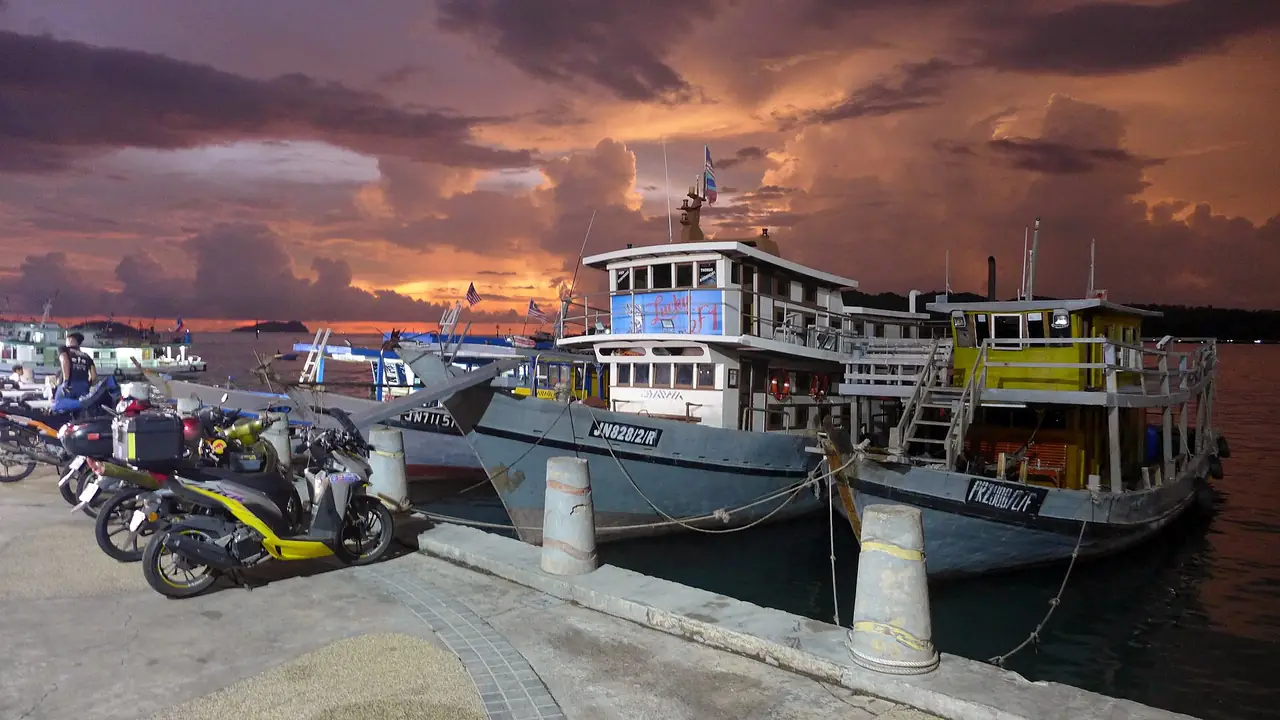 เรือทัวร์จอดที่ท่าริมน้ำโคตาคินาบาลูยามเย็น (ภาพบรรยากาศ ท่าเรือที่ใช้ไปเกาะ ไม่ใช่โรงแรม)