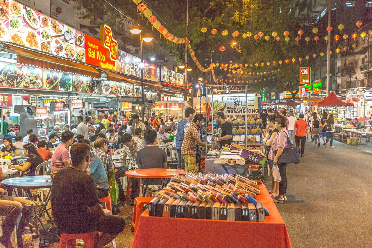 ถนนอาโลร์ตอนกลางคืน แผงอาหารและโต๊ะริมถนนที่คนนั่งเต็ม