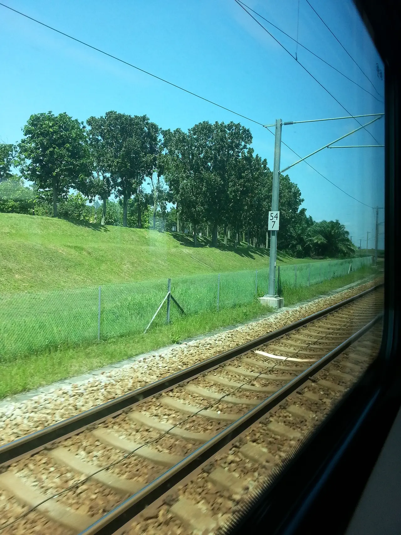 ทิวทัศน์ข้างทางที่เห็นจากหน้าต่างรถไฟ KLIA Ekspres