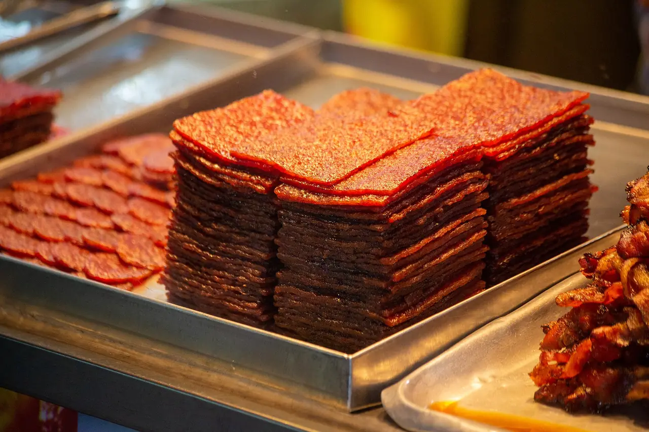 เนื้อหมูแห้งปิ้งเป็นแผ่นที่ขายในย่านถนนเปอตาลิง (ตามคำอธิบายภาพบน Wikimedia Commons)