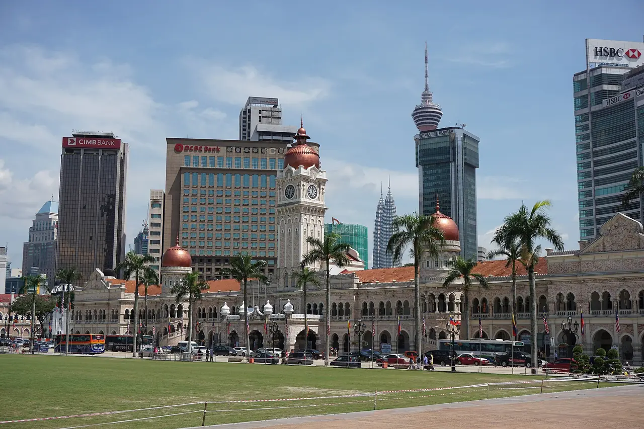 ลานเมอร์เดกาสแควร์และอาคารสุลต่านอับดุลซามัด มีหอคอย KL โผล่ด้านหลัง
