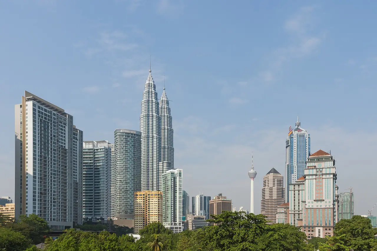 ย่านกลางกัวลาลัมเปอร์ เห็นตึกแฝด Petronas และ KL Tower (ขวา)