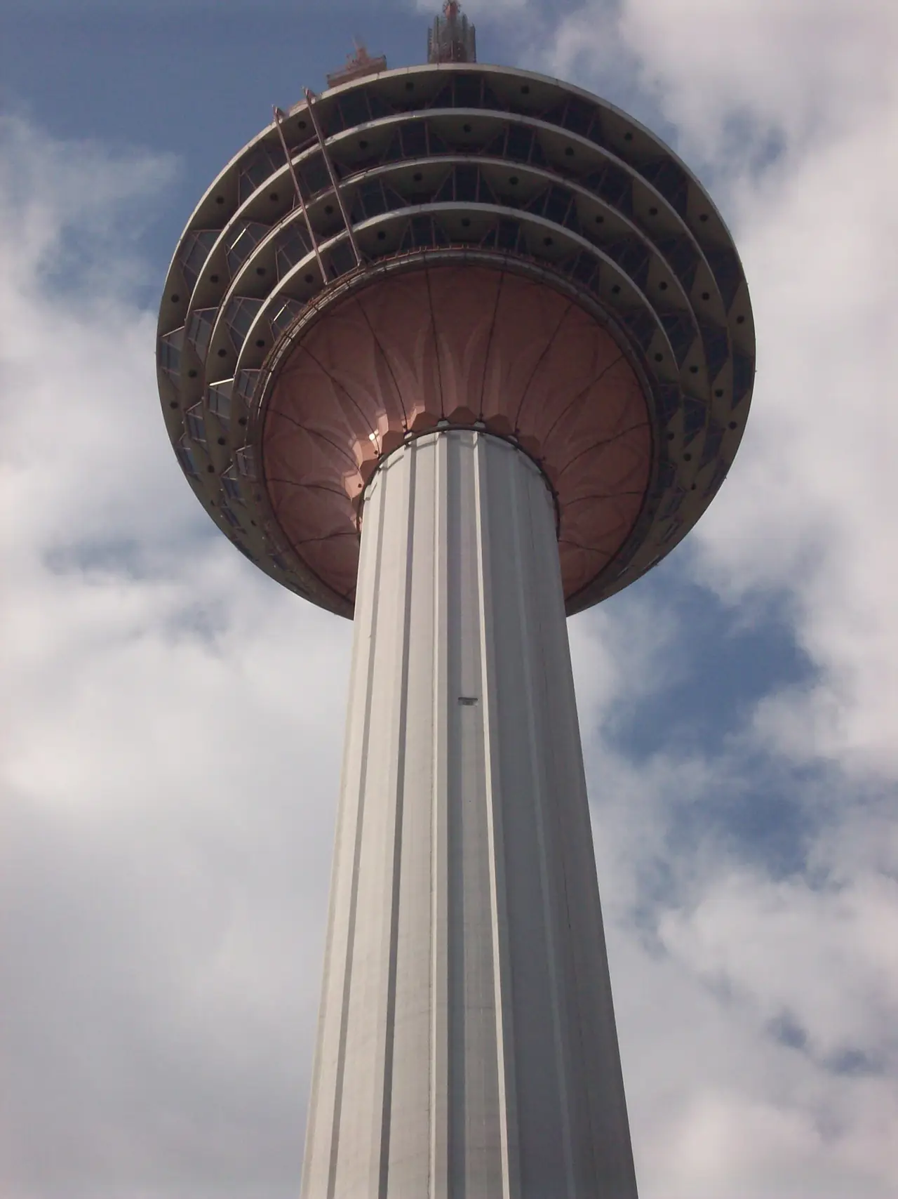 ส่วนหัวของ KL Tower มองจากด้านล่าง