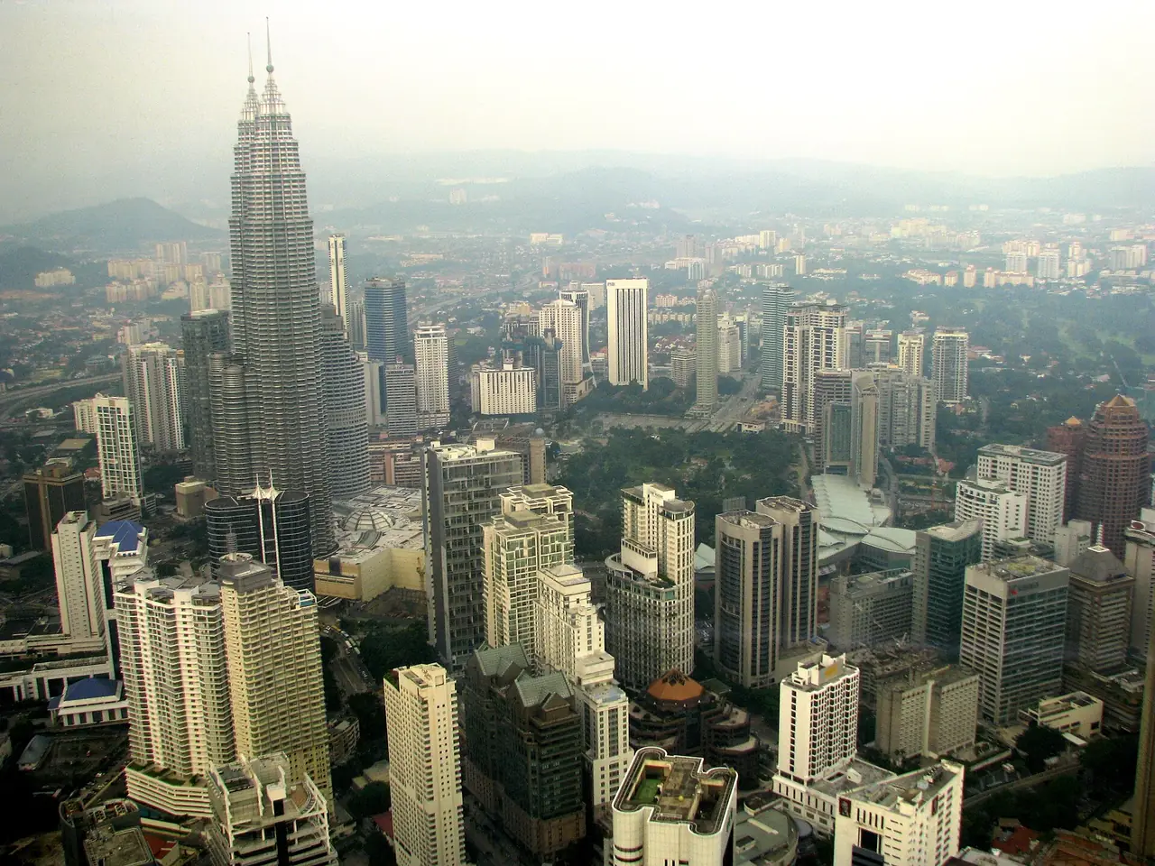 ใจกลางกัวลาลัมเปอร์และตึกแฝด Petronas มองจากจุดชมวิวของ KL Tower