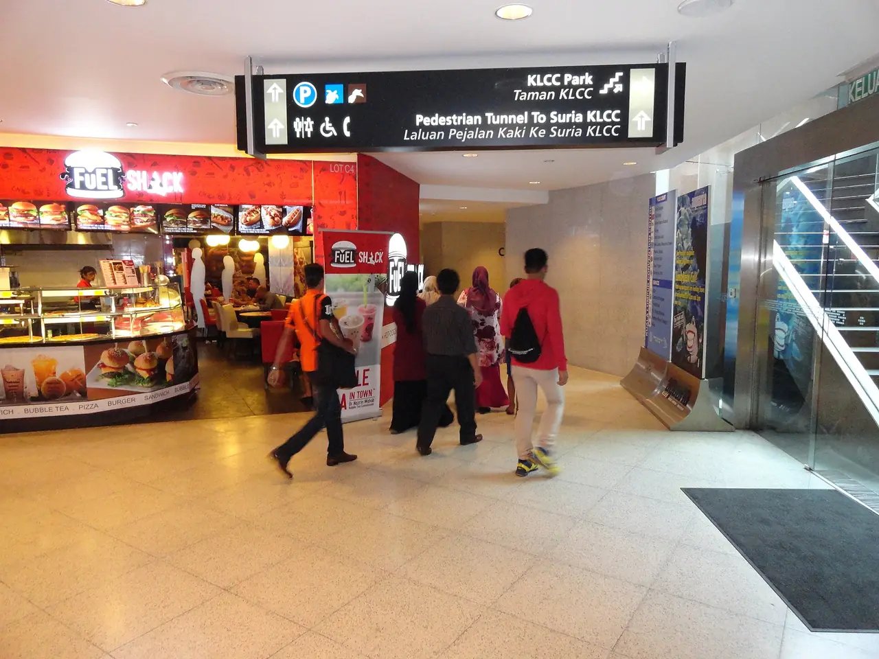 ทางเดินใต้ดินที่เชื่อมอควาเรีย KLCC กับห้างสุริยา KLCC และตึกแฝดเปโตรนาส