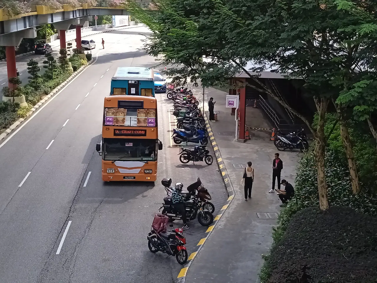 รถบัสสองชั้น KL Hop-On Hop-Off ที่ป้ายรถเมล์ในกัวลาลัมเปอร์