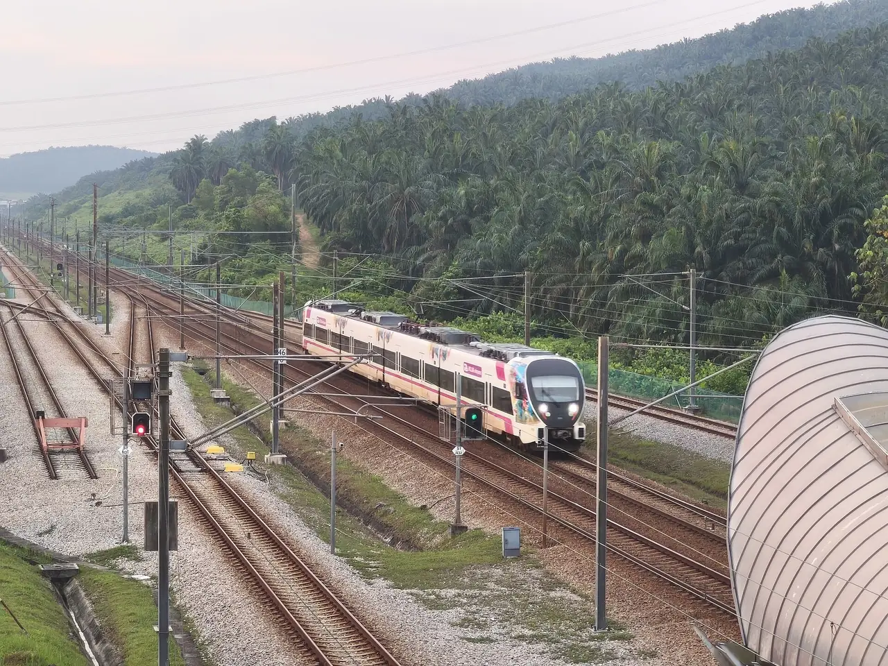 รถไฟ KLIA Transit รุ่นใหม่ที่สถานี Salak Tinggi สายเดียวกับที่จอดพุตราจายา