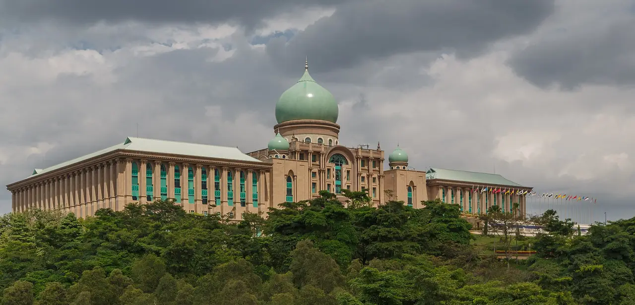 อาคาร Perdana Putra สำนักนายกรัฐมนตรีมาเลเซีย โดมสีเขียว มองจากฝั่งจัตุรัส