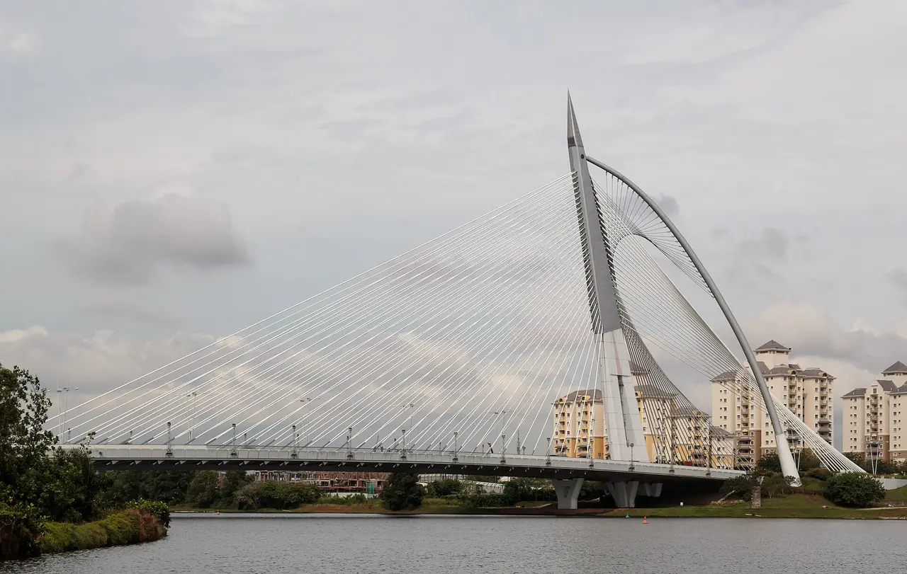 สะพาน Seri Wawasan สะพานขึงทรงใบเรือข้ามทะเลสาบพุตราจายา