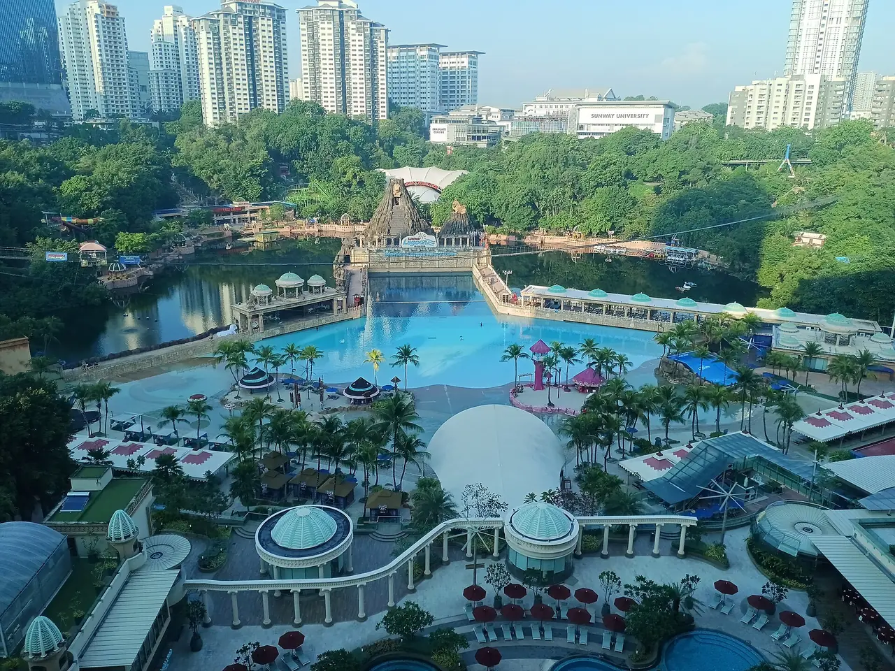 ซันเวย์ลากูนมองจากโรงแรม Sunway Resort เห็นสวนน้ำและเครื่องเล่นในหุบ