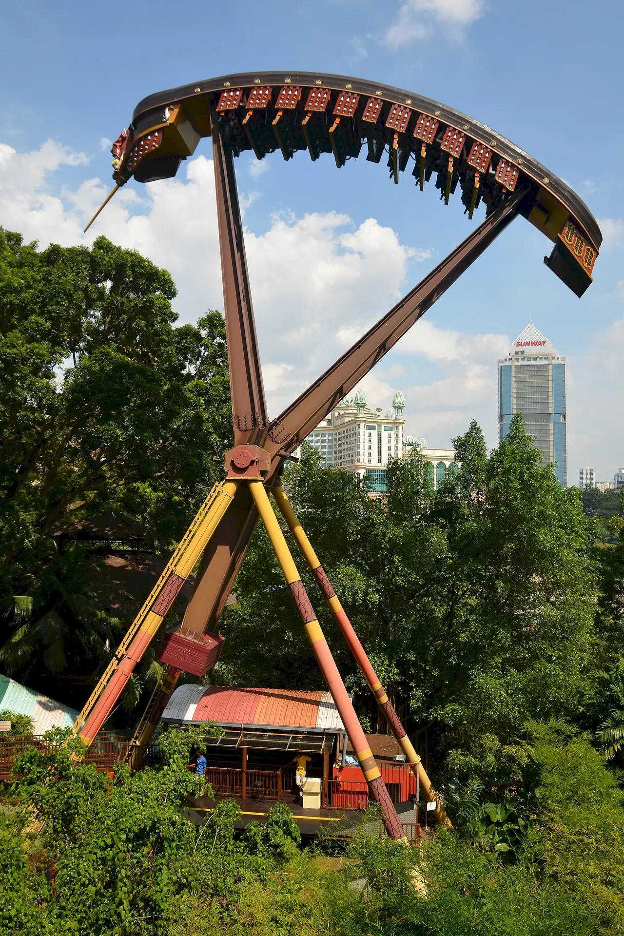 เครื่องเล่นเรือโจรสลัดในโซนสวนสนุกของซันเวย์ลากูน มองจากทางเดินลอยฟ้า