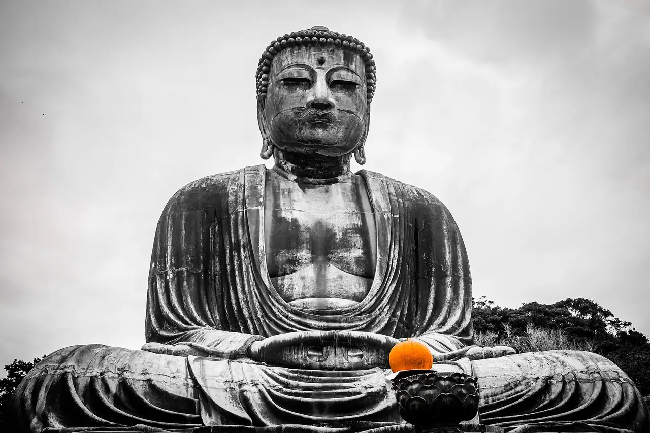 ภาพขาวดำของพระใหญ่คามาคุระมองตรงจากด้านหน้า (ภาพถ่ายตัวพระ)