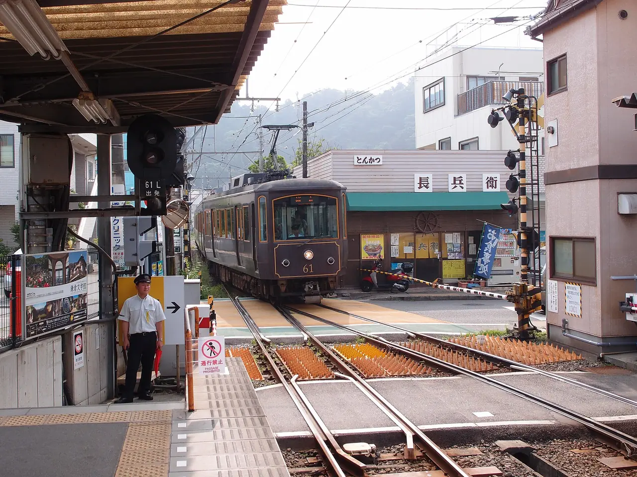 รถ Enoden เข้าสถานีฮาเซะ (ภาพขบวนรถและชานชาลา)