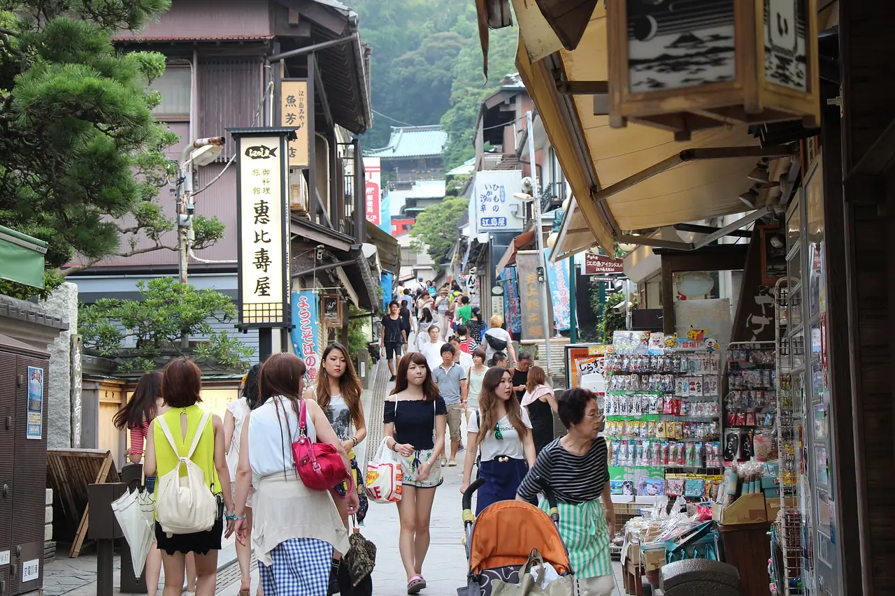 ถนนร้านค้านำไปศาลเจ้าบนเกาะเอโนชิมะ (ภาพถนนช้อปปิ้ง)