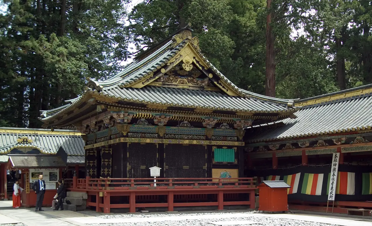 อาคารคางุระเด็น (ห้องรำถวาย) ในลานชั้นในของโทโชงุ (ภาพอาคาร)