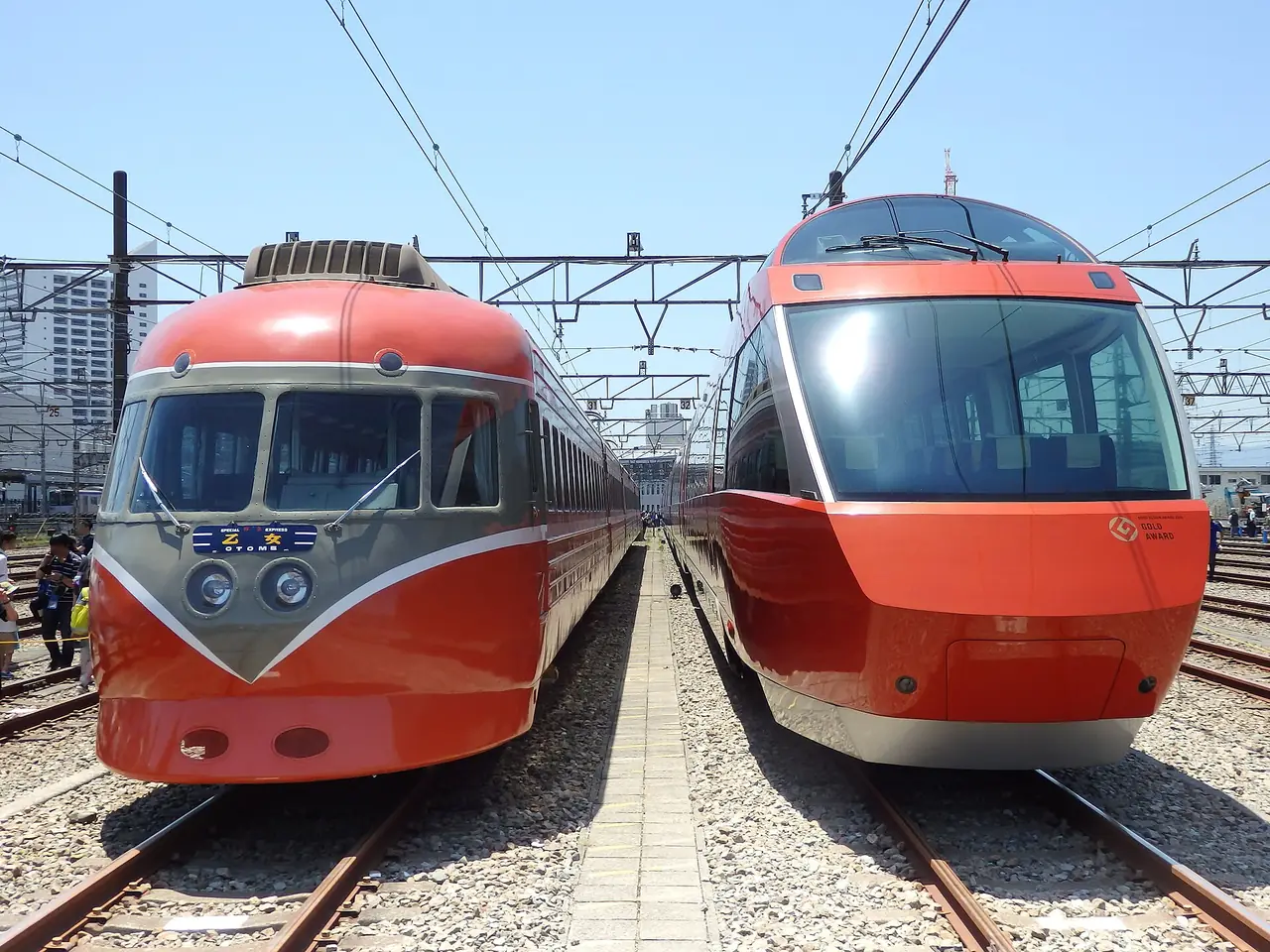 รถ Romancecar ของ Odakyu สองรุ่นที่ศูนย์ซ่อม (ภาพขบวนรถ ไม่ใช่ขบวนที่วิ่งตามตารางวันนี้ทุกขบวน)