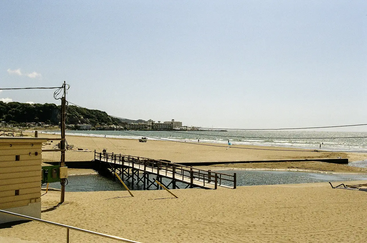 หาดยูอิกาฮามะที่คามาคุระ (ภาพชายหาดและท่าเทียบเรือ)