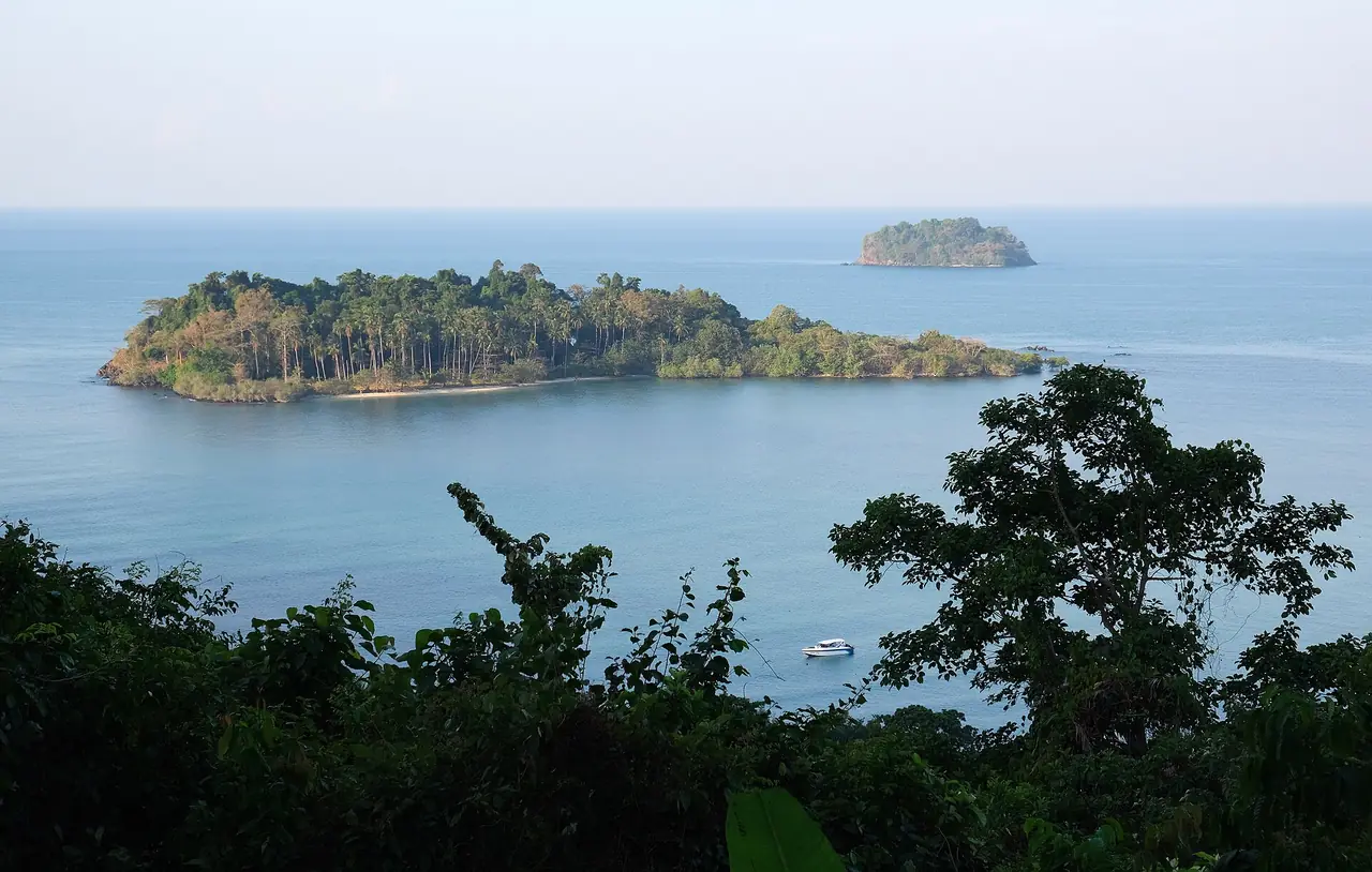 จุดชมวิวไก่แบ้ เห็นเกาะเล็กนอกฝั่ง ภาพของ kallerna จาก Wikimedia Commons