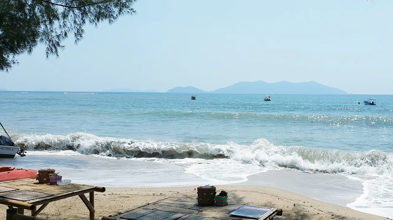 คลื่นซัดที่หาดคลองคลอย เกาะช้าง ภายในอุทยานแห่งชาติหมู่เกาะช้าง ภาพของ MintJazzMania จาก Wikimedia Commons