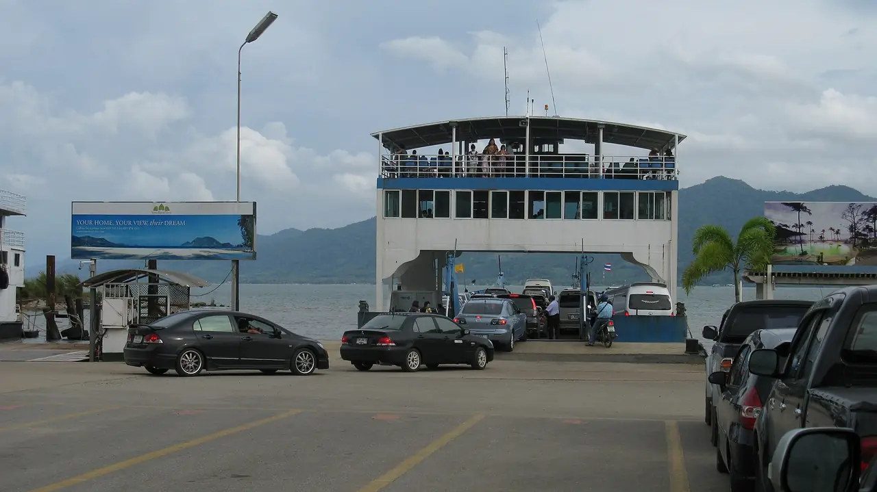 เรือเฟอร์รี่จอดเทียบท่าพร้อมรถรอขึ้นเรือ ภาพประกอบของ nakhon100 จาก Wikimedia Commons ไม่ได้ระบุท่าเรือที่ถ่าย