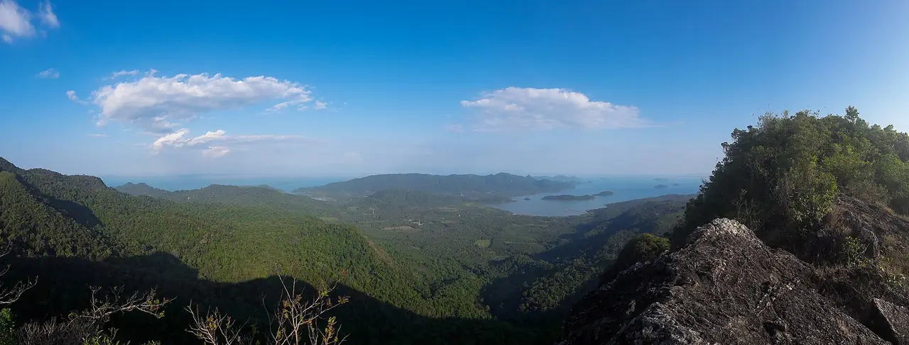 มุมสูงอ่าวสลักเพชร เกาะช้าง เห็นป่าชายเลน ทะเลและแนวเขา ภาพของ Taweelarp Prasittinawa จาก Wikimedia Commons