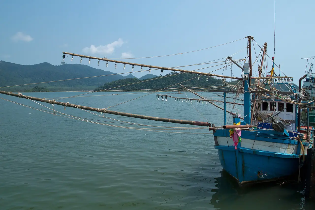 เรือประมงจอดที่ท่าเรือบ้านสลักเพชร เกาะช้าง ภาพของ Vyacheslav Argenberg จาก Wikimedia Commons