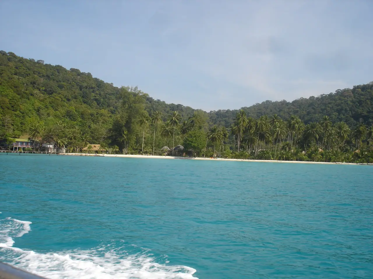อ่าวทรายขาวและเนินป่าด้านหลังบนเกาะกูด ถ่ายจากบนเรือ ภาพบน Commons บอกเพียงว่าเป็นหาดบนเกาะกูด ไม่ระบุชื่ออ่าว ภาพของ Sry85 จาก Wikimedia Commons ถ่ายเมื่อ ธ.ค. 2551