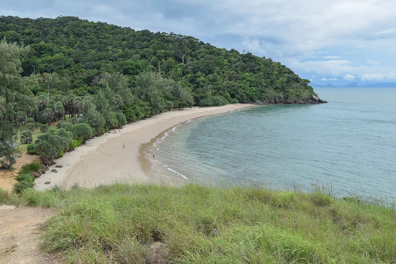 หาดทรายโค้งและป่าบนเนินเขาในอุทยานแห่งชาติหมู่เกาะลันตา ภาพถ่ายจาก Wikimedia Commons