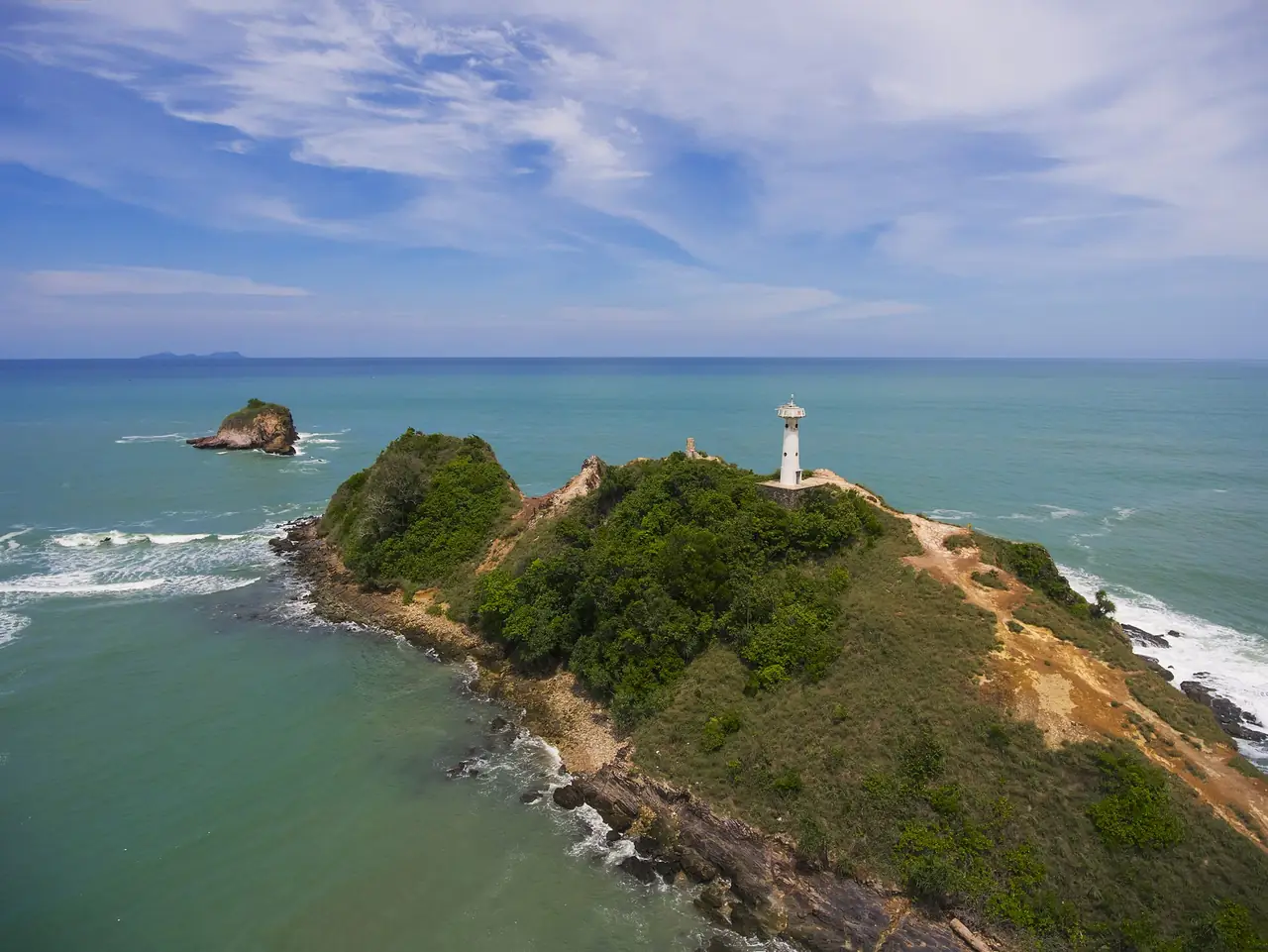 ภาพมุมสูงของแหลมที่มีประภาคาร ในอุทยานแห่งชาติหมู่เกาะลันตา ภาพถ่ายจาก Wikimedia Commons