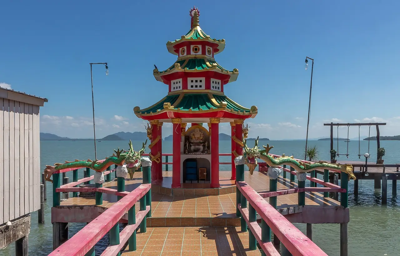 ศาลเจ้าสไตล์จีนที่ปลายสะพานท่าเรือในเมืองเก่าลันตา Commons ระบุว่า Maha Katyayana Shrine ภาพถ่ายจาก Wikimedia Commons