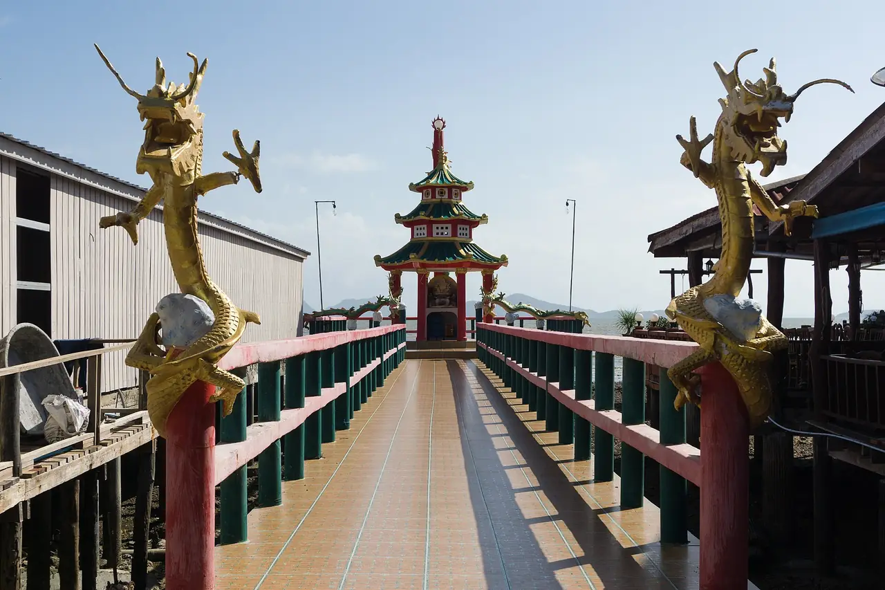 มังกรทองที่ราวสะพานนำไปยังศาลเจ้าปลายท่าในเมืองเก่าลันตา ภาพถ่ายจาก Wikimedia Commons