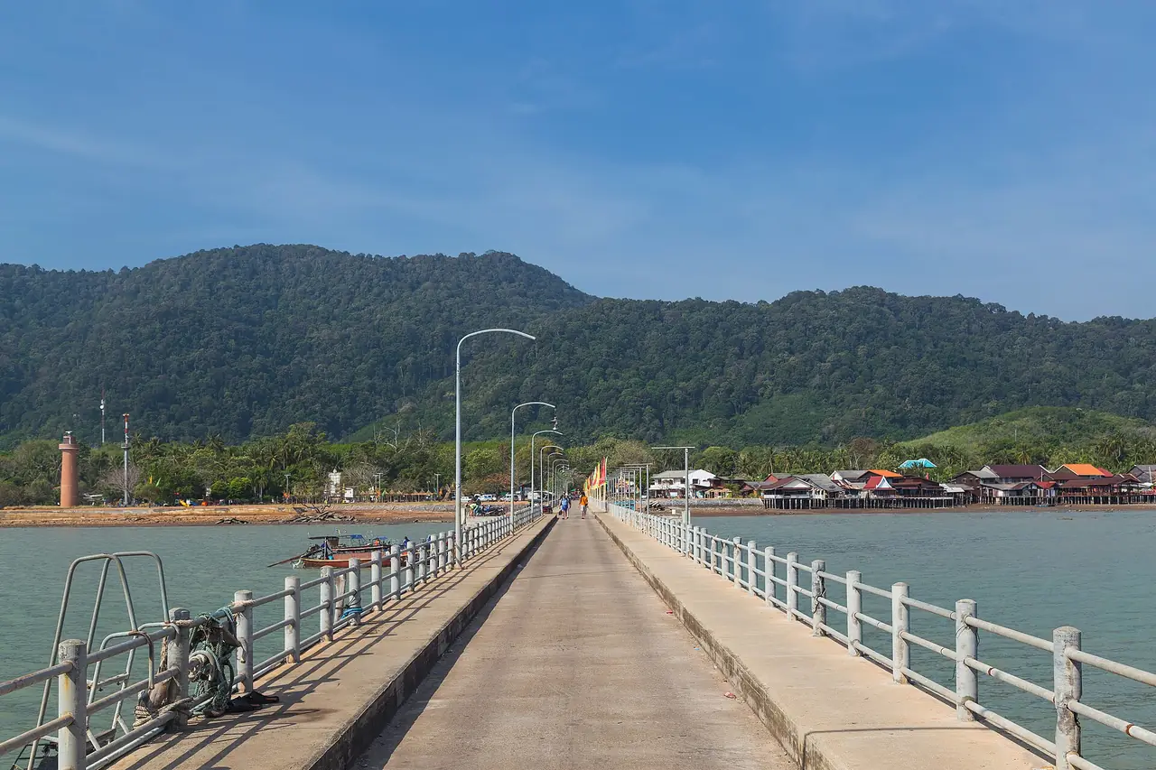 สะพานท่าเรือยาวในเมืองเก่าลันตา มองไปยังเนินเขาทางทิศตะวันออก ภาพถ่ายจาก Wikimedia Commons