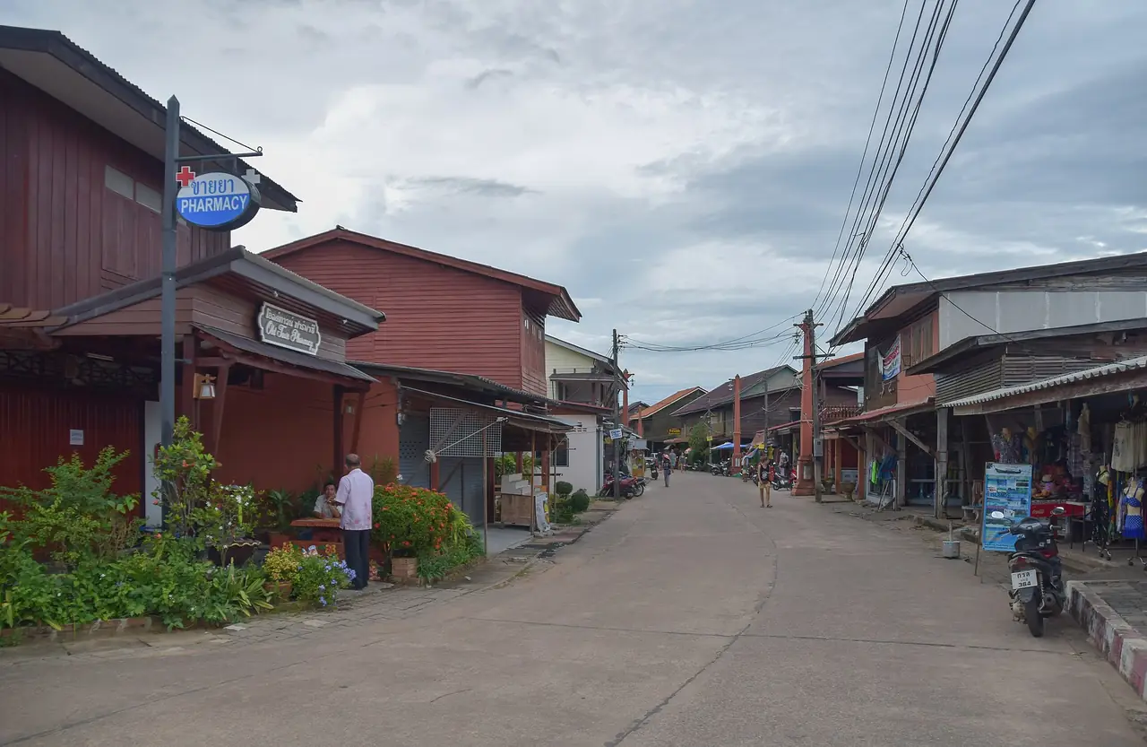ถนนในเมืองเก่าลันตา มีร้านค้าและบ้านไม้สีแดงสองข้างทาง ภาพถ่ายจาก Wikimedia Commons