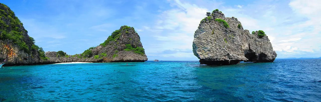 หมู่เกาะหินปูนเล็กในกลุ่มเกาะห้า ภาพพาโนรามาเมื่อพฤศจิกายน 2553 ภาพถ่ายจาก Wikimedia Commons