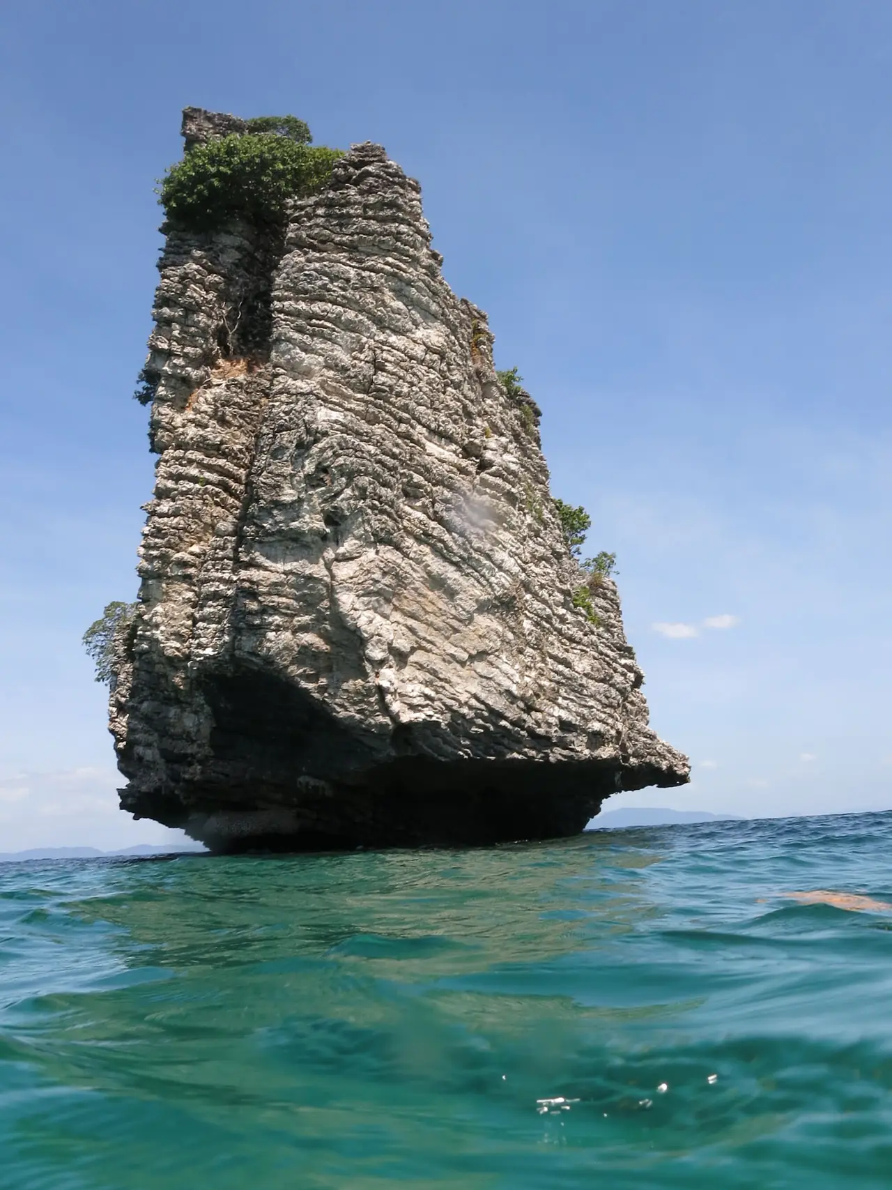 หินปูนโผล่กลางทะเลหนึ่งก้อนในกลุ่มเกาะห้า ภาพถ่ายจาก Wikimedia Commons