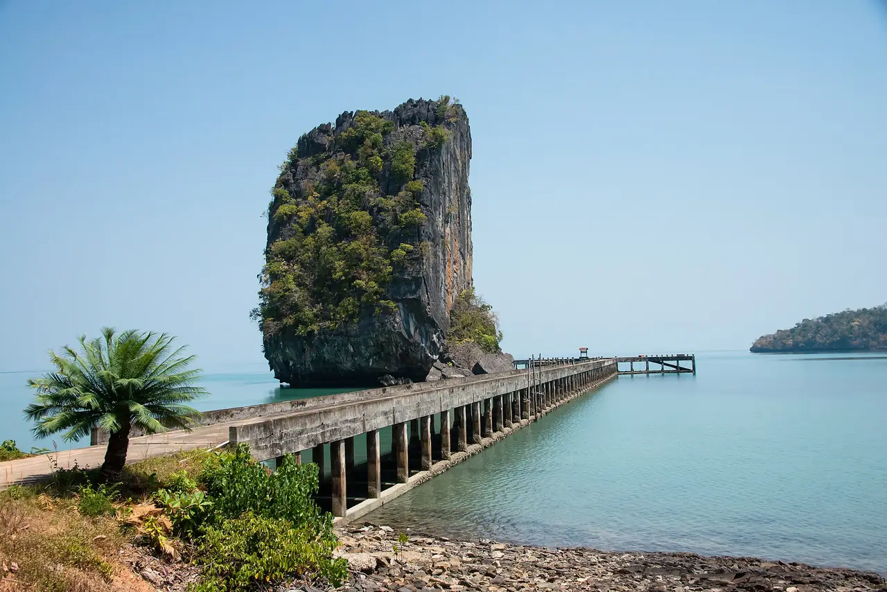ท่าเรืออ่าวตาโละวาว เกาะตะรุเตา จุดที่เรือเร็วรอบ 11.30 ของ Lovelipe แวะระหว่างทาง ภาพจาก Wikimedia Commons ผู้ถ่าย Rushen ยังไม่ยืนยันว่าบริษัทไหนแวะในปี 2569