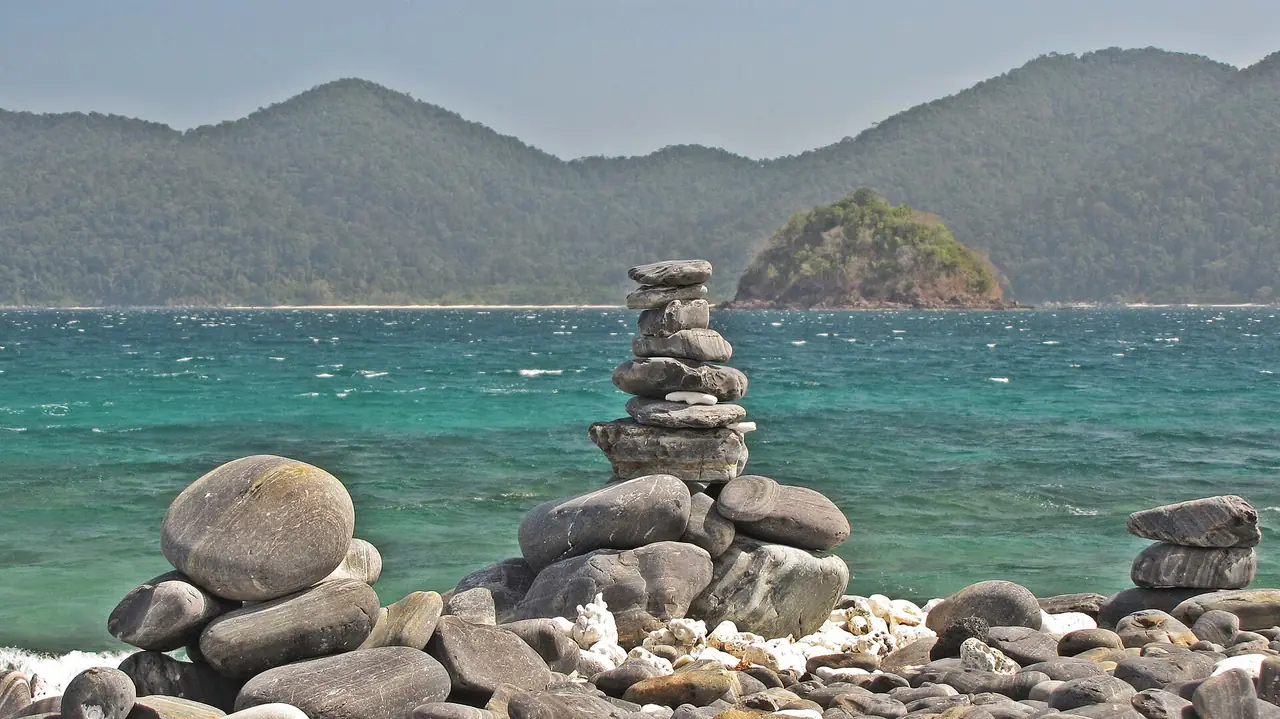 ก้อนหินกลมและหินซ้อนที่เกาะหินงาม ภาพจาก Wikimedia Commons ผู้ถ่าย Samornthip