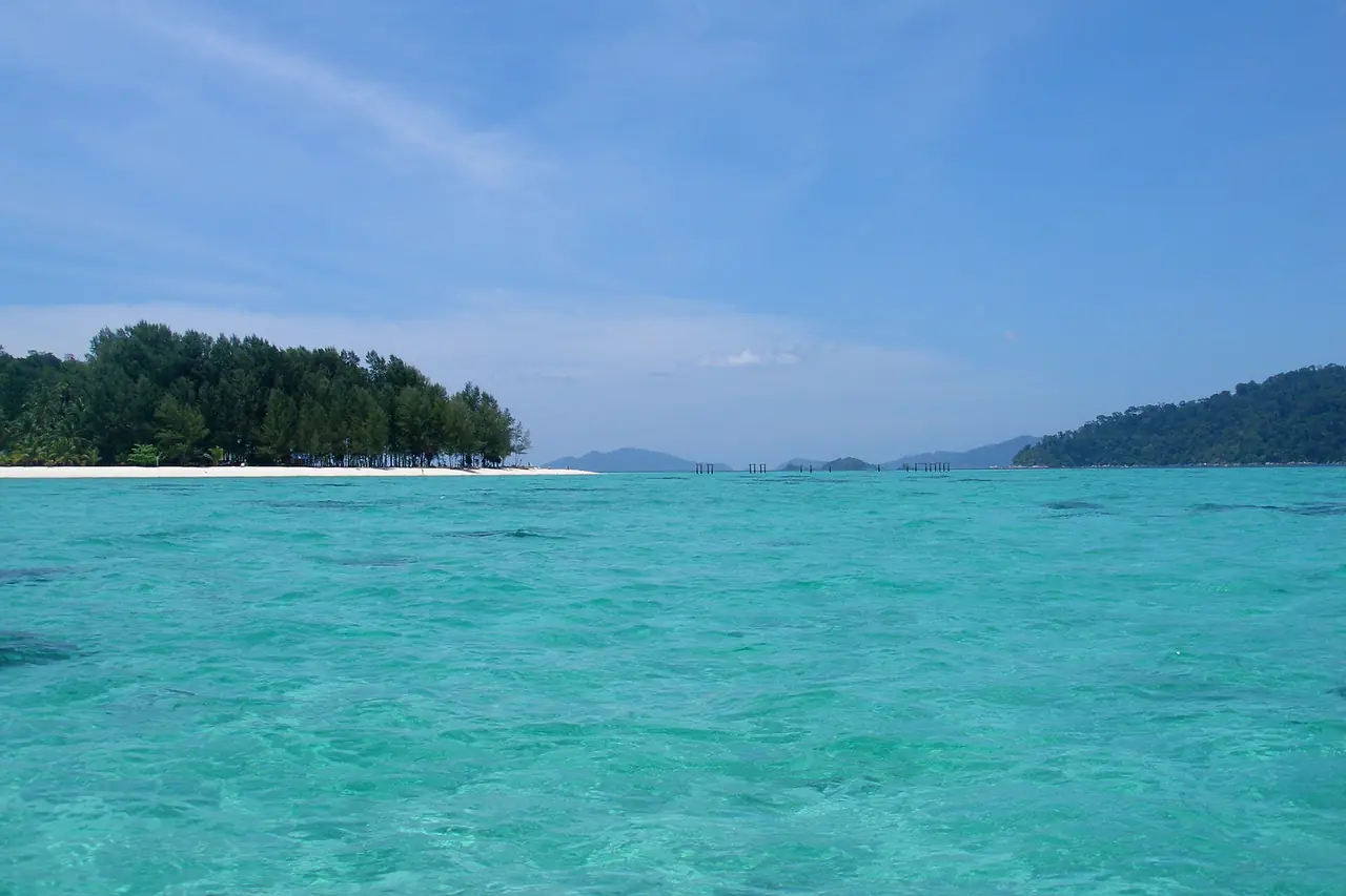 ทะเลน้ำตื้นเขียวมรกตระหว่างเกาะอาดังและเกาะหลีเป๊ะ ภาพของ Vyacheslav Argenberg จาก Wikimedia Commons