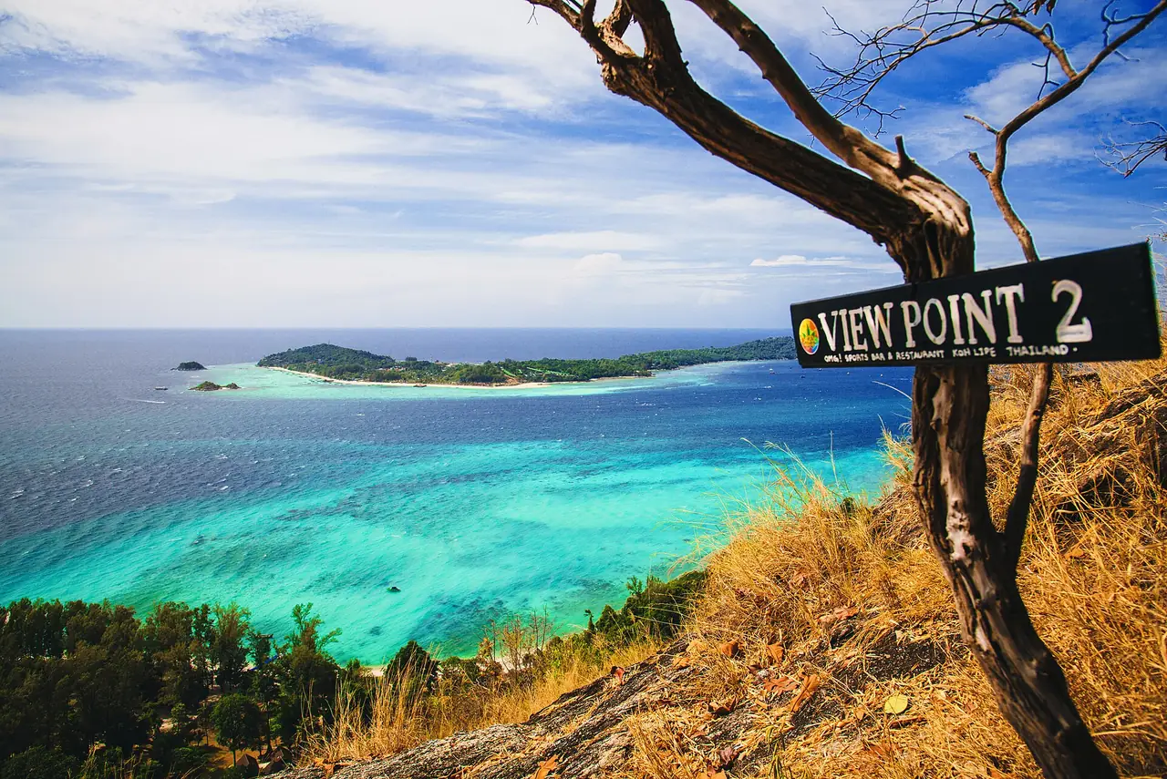 ป้าย View Point 2 บนผาชะโด เกาะอาดัง มองลงไปเห็นทะเลหลายเฉดสี ภาพจาก Wikimedia Commons ผู้ถ่าย Sarawut Hassama