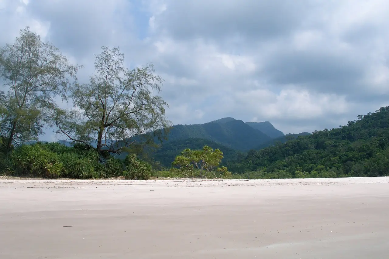 หาดอ่าวโสน ฝั่งตะวันตกของเกาะตะรุเตา ภาพของ Vyacheslav Argenberg จาก Wikimedia Commons