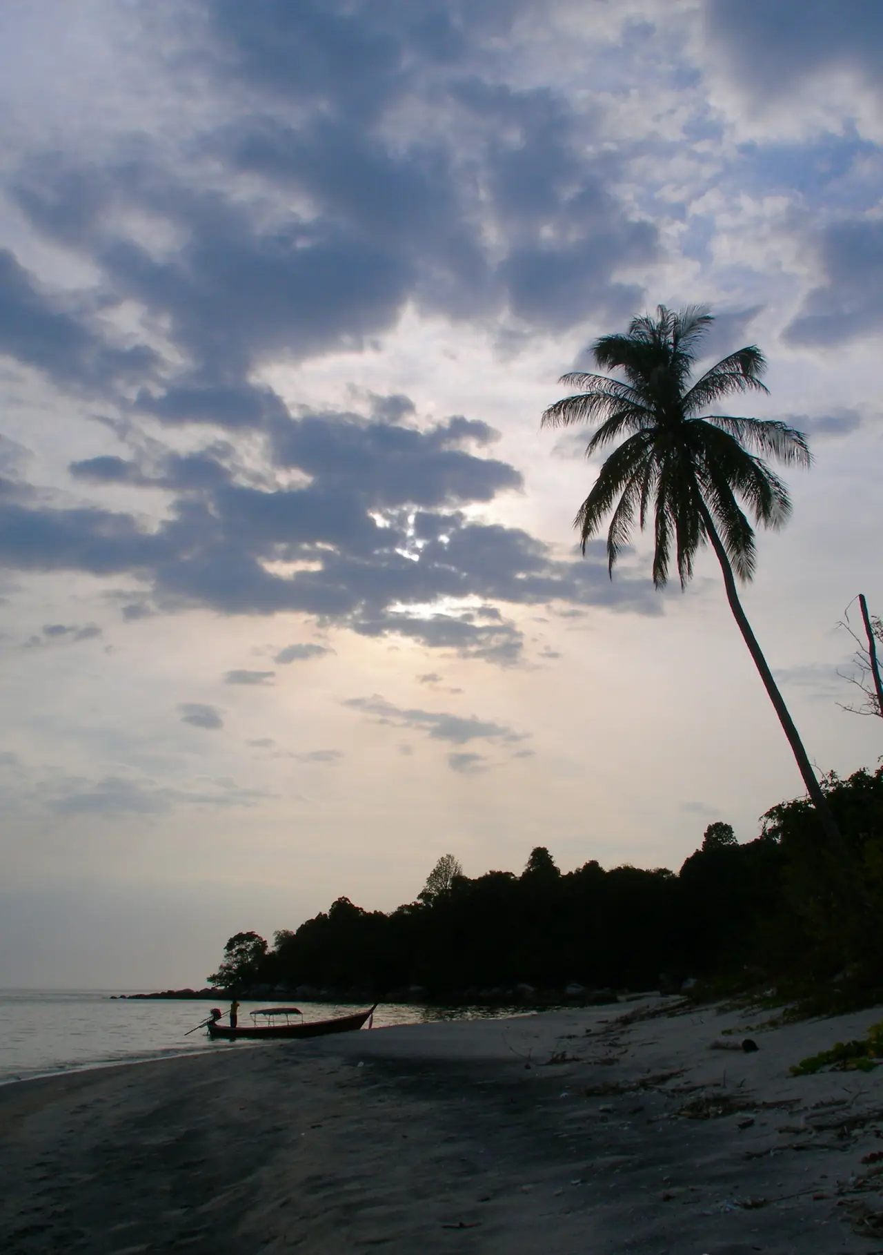 ชายหาดเกาะอาดังตอนพระอาทิตย์ตก ภาพของ VascoP จาก Wikimedia Commons